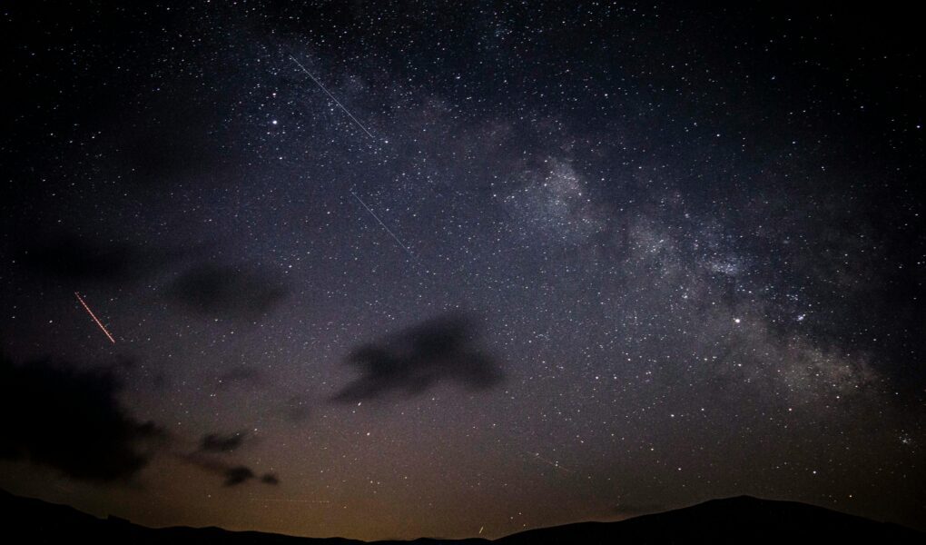 Orionidy 2025 - gdzie i kiedy oglądać rój meteorów