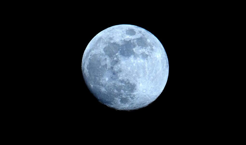 Pełnia w październiku 2025 - Superksiężyc w pełni Barana