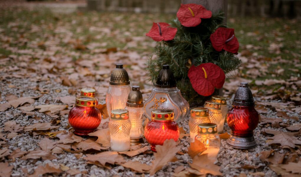 Jakie są tradycje na Wszystkich Świętych 1 listopada i Zaduszki? Symbolika zniczy i kwiatów