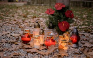 Jakie są tradycje na Wszystkich Świętych 1 listopada i Zaduszki? Symbolika zniczy i kwiatów