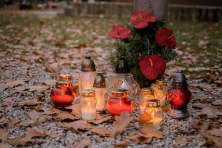 Jakie są tradycje na Wszystkich Świętych 1 listopada i Zaduszki? Symbolika zniczy i kwiatów