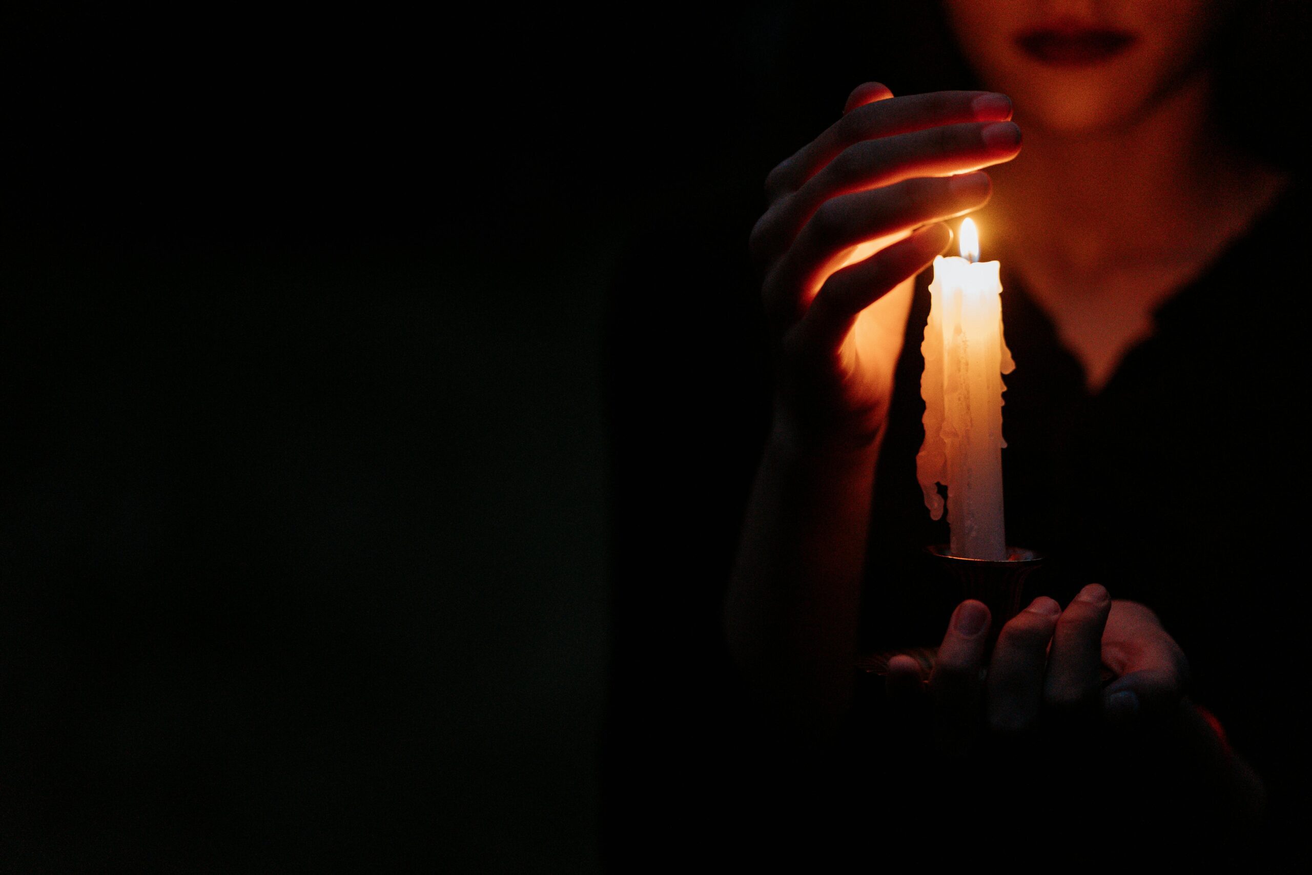 Wróżby na Halloween i Andrzejki - lanie wosku