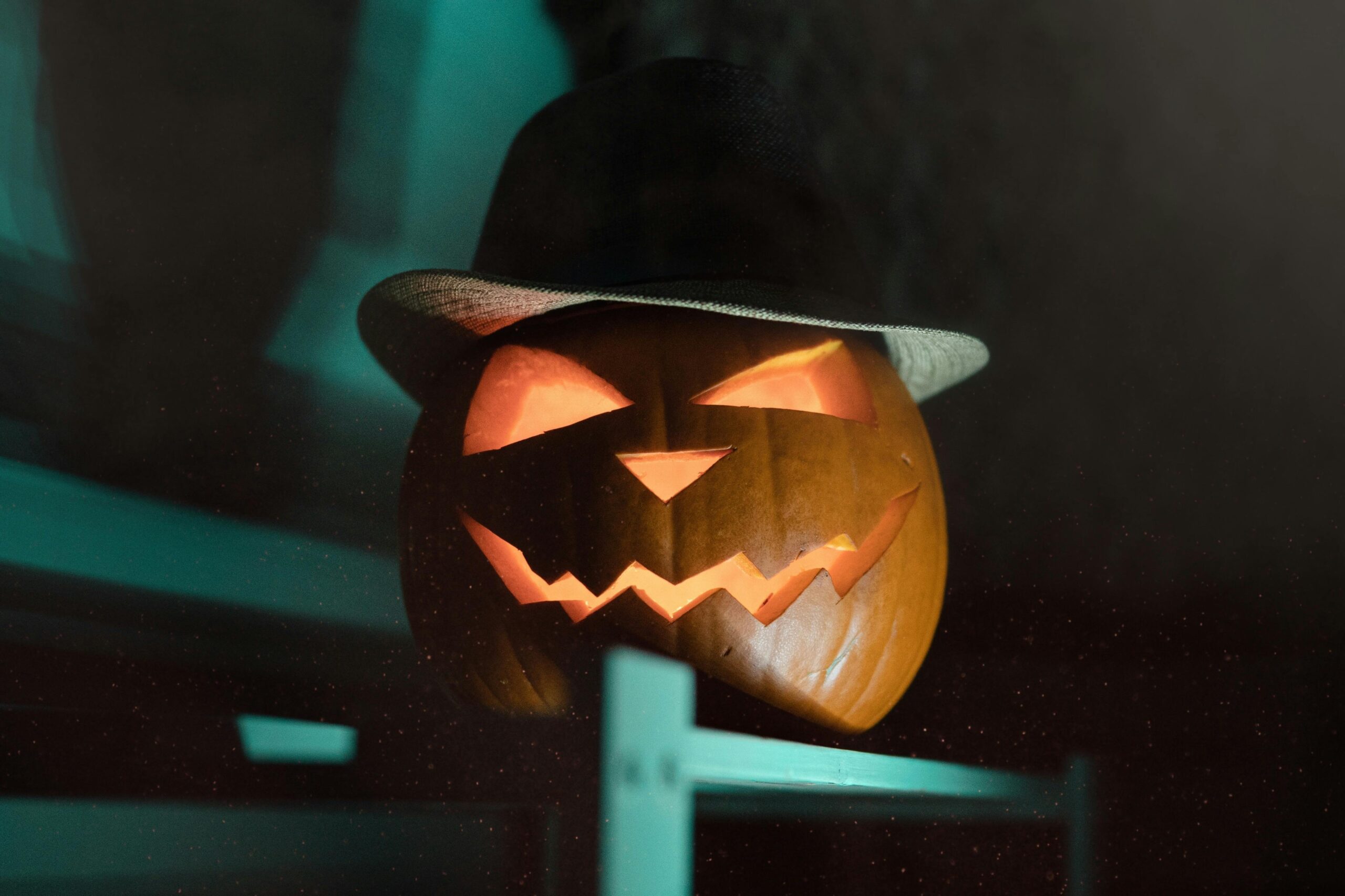 Wróżby na Halloween i Andrzejki - kapelusz cieni