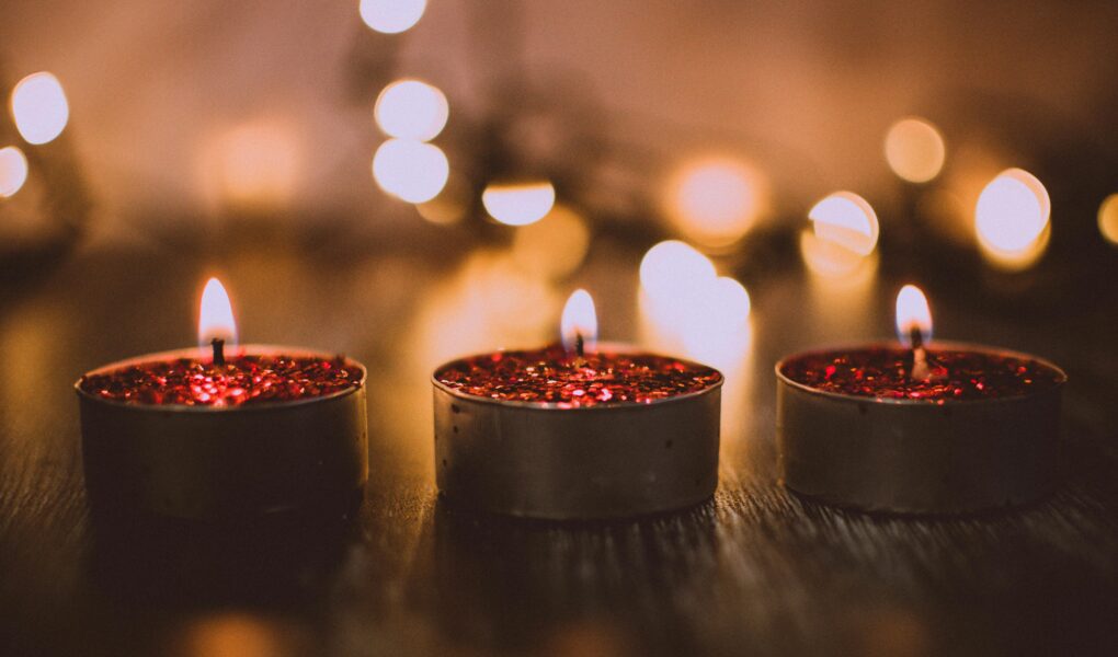 Wróżby na Halloween i Andrzejki - trójkolorowe świece