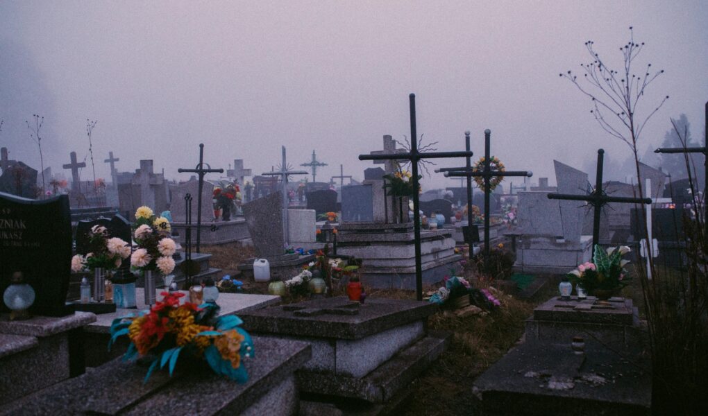 Sennik - co oznacza sen o zmarłej osobie - zmarłej mamie, ojcu, babci, dziadku i rozmowie ze zmarłym?