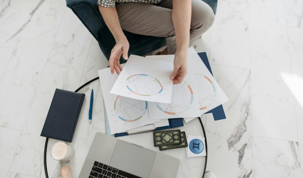 Jak obliczyć i czytać kosmogram krok po kroku? Kalkulator i oblicz kosmogram