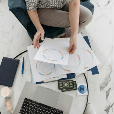 Jak obliczyć i czytać kosmogram krok po kroku? Kalkulator i oblicz kosmogram